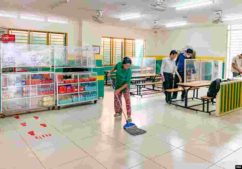 សកម្មភាពសម្អាតរបស់សាលារៀនវ៉េស្ទឡាញន៍នៅតាមទីធ្លាសាលា នៅសាលាវ៉េស្ទឡាញន៍ ទីក្រុងភ្នំពេញ ថ្ងៃទី៧ ខែកក្កដា ឆ្នាំ២០២០។ (ធីតា វីន/វីអូអេ)