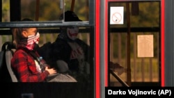 Preporuka nadležnih je da se u javnom prevozu i zatvorenim prostorijama i dalje nose maske