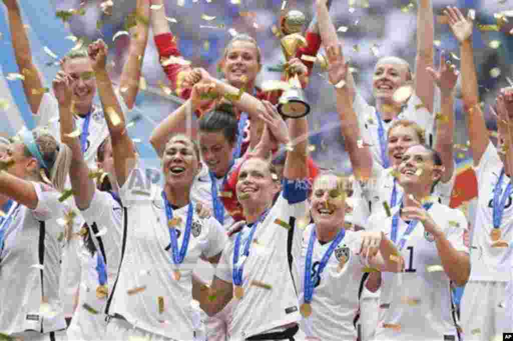 The United States Women's National Team celebrates with the trophy after they beat Japan 5-2 in the FIFA Women's World Cup soccer championship in Vancouver, British Columbia, July 5, 2015.