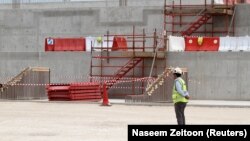 Ouvrier sur le site du stade Al Wakrah au Qatar le 12 avril 2016.