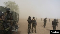 Les soldats camerounais de la Brigade d'intervention rapide à Kolofata, au Cameroun, 16 mars 2016. 