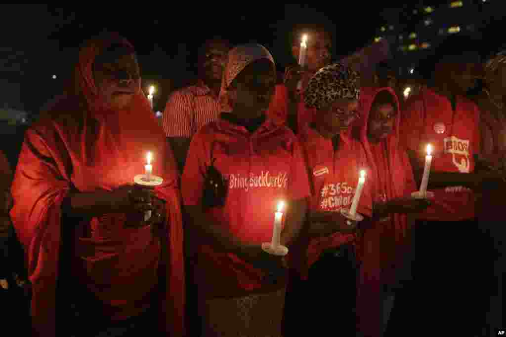 Des gens paticipent dans une veillée pour marquer le premier anniversaire de l'enlèvement de jeunes filles Nigeria, le 14 avril 2015.