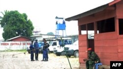 La police congolaise et les soldats de l'ONU montent la garde après un incident survenu à la prison de Makala à Kinshasa le 2 juillet 2013. (Photo by Junior D. Kannah / AFP)
