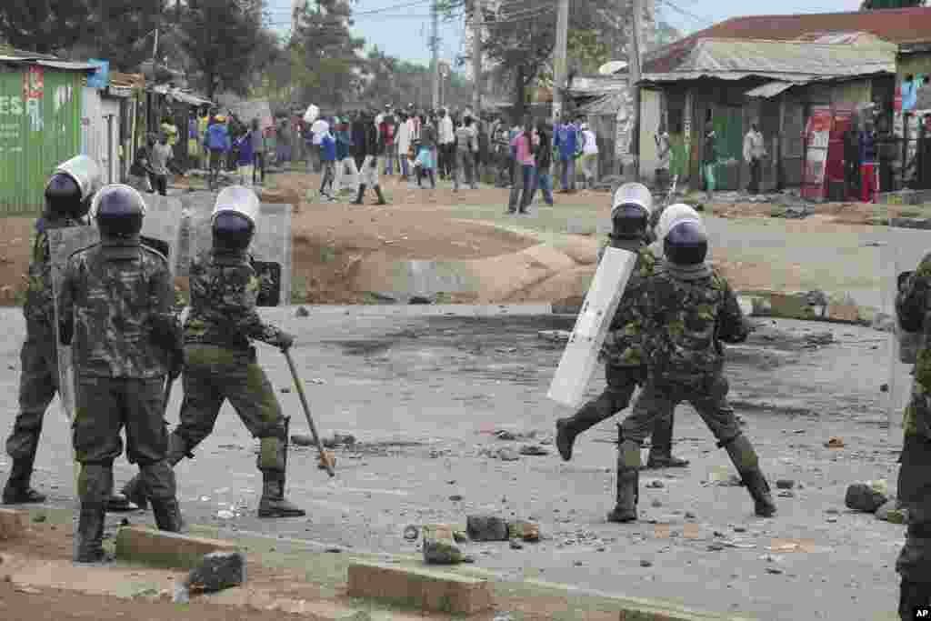 Les forces de l’ordre affrontent des manifestants à Kisumu, Nairobi, Kenya, 12 août 2017.