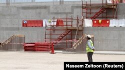 Un homme voit le site de construction du stade Al Wakrah, qui devrait accueillir des matches de football lors de la Coupe du monde 2022, à Al Wakrah, au Qatar, le 12 avril 2016. REUTERS / Naseem Zeitoon - RTX29LD3