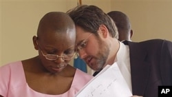 Victoire Ingabiré (à g.) dans une photo prise en septembre 2011 .