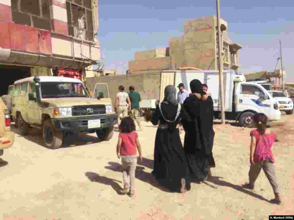 Umm Saja tare da iyalanta sun iso a wani asibiti dake babban birnin Mosul a Iraqi ranar 21 ga watan Yuni, bayan gujewa hare-haren sama na kungiyar IS. 'Yarta Saja mai shekara daya na fama da matsalar yunwa lamarin da ya sa ta rame har likitoci suka kasa samun jijiya a jikinta. 