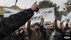 Warga Afghanistan melakukan protes sambil meneriakkan slogan-slogan anti Iran atas pembatasan pengiriman BBM oleh Iran.