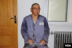 FILE - Kenneth Bae being interviewed by Japanese pro-North Korea newspaper Choson Sinbo at North Korean labor camp, June 26, 2013.