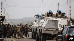 Les Casques bleus et les forces pro-Ouattara dans un faubourg d'Abidjan