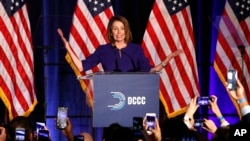 Pemimpin Partai Demokrat DPR AS, Nancy Pelosi tersenyum di hadapan para pendukungnya di Hotel Hyatt Regency, Washington (6/11).