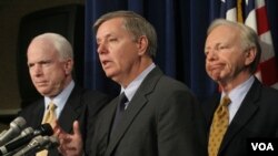 Tiga Senator AS yang berkunjung ke Afghanistan, dari kiri: John McCain, Lindsey Graham, dan Joe Lieberman.