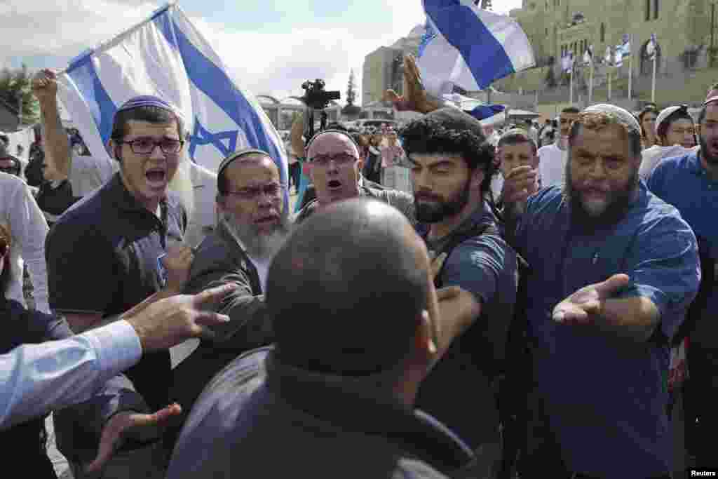 Israeli right wing activists confront a security official near the Western Wall inside the Old City of Jerusalem, Oct. 30, 2014.