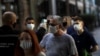 Vérification de la température des personnes qui entrent dans le centre commercial de la Nouvelle-Amérique à Rio de Janeiro, le 11 juin 2020. (REUTERS/Ricardo Moraes)