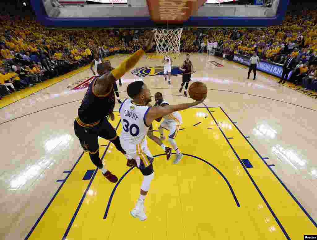 Hotunan wasanin karshe na NBA tsakanin Golden State Warriors da Cleveland Cavaliers, Kevin Duran tare da LeBron James, ranar Alhamis 1 ga watan Yuni, shekarar 2017.