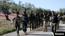 Les combattants de l'Armée syrienne libre soutenue par la Turquie au nord d'Afrin, en Syrie, le 17 mars 2018.