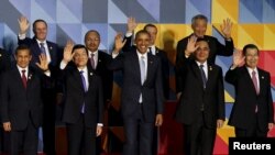 필리핀 마닐라에서 열린 아시아태평양경제협력체, APEC 정상회의에 참석한 각 국 정상들이 19일 기념사진 촬영을 하고 있다.