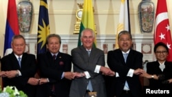 Menlu AS Rex Tillerson (tengah) bersama para Menlu negara-negara ASEAN di Kantor Deplu AS, Washington, 4 Mei 2017.