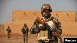 Des soldats nigériens patrouillent dans Gao, 27 février 2013