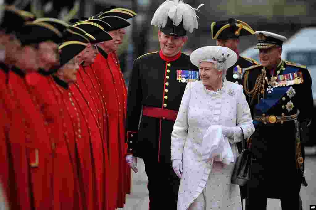 Ratu Elizabeth II (kanan) dan Pangeran Philip tiba di pelabuhan Chelsea untuk berpartisipasi dalam perayaan di sungai bagi 60 tahun tahta sang ratu.