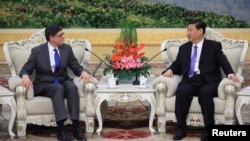 Menteri Keuangan Amerika Jacob Lew (kiri) berbincang dengan Presiden China Xi Jinping di Beijing (19/3).