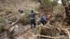 Des membres de la défense civile marocaine à la recherche de victimes sur les lieux d'une inondation lorsqu'un fleuve a débordé de son lit et inondé le terrain de football du village de Tizert, dans le sud du Maroc, dans la région de Taroudant, le 29 août 2019.