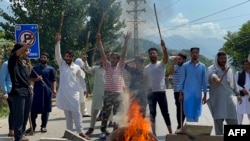 په پاکستان کې د بجلۍ په قيمت او په دې باندې د لګول شوؤ ټېکسونو له کبله د لوړو بېلونو پرضد هېواد کې ولسي احتجاج روان دی او د خالي په ورځ د سوداګرانو مرکزي اتحادېې هم په ګرد هېواد کې د کاربنديز او مظاهرو اعلان کړی دی