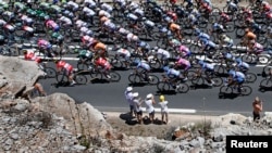 Para pebalap sepeda dalam etape ke-7 Tour de France dari Montpellier menuju Albi (5/7). 