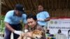 Petugas kesehatan hewan mempersiapkan vaksin untuk menyuntik anjing dalam kampanye hari rabies sedunia di Denpasar, Bali (28/9).