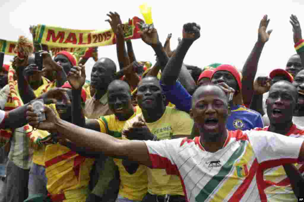 Des supporters maliens acclament leur équipe nationale de football à l'arrivée à l'aéroport international de Malabo Malabo, Guinée équatoriale vendredi 16 janvier 2015