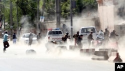 Les forces de sécurité fuient les lieux d'un attentat suicide, Kaboul, Afghanistan, le 30 avril 2018.