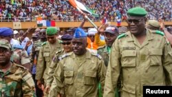 Wafuasi wa viongozi wa mapinduzi ya Niger wakishiriki maandamano mjini Niamey