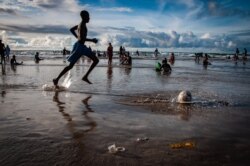 Discarded plastic lies on Virage Beach in Dakar, Senegal. Local business owners clean the beach each morning but the trash begins to accumulate shortly after. (A.Hammerschlag/VOA)