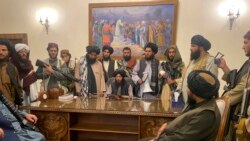 طالب وسله وال په ارګ کې ناست لیدل کېږي