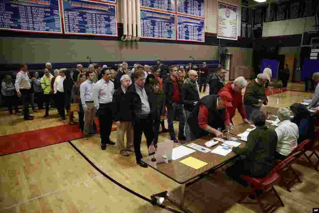 Voters line up to vote at a polling place in Doylestown, Pennsylvania, Nov. 6, 2018.