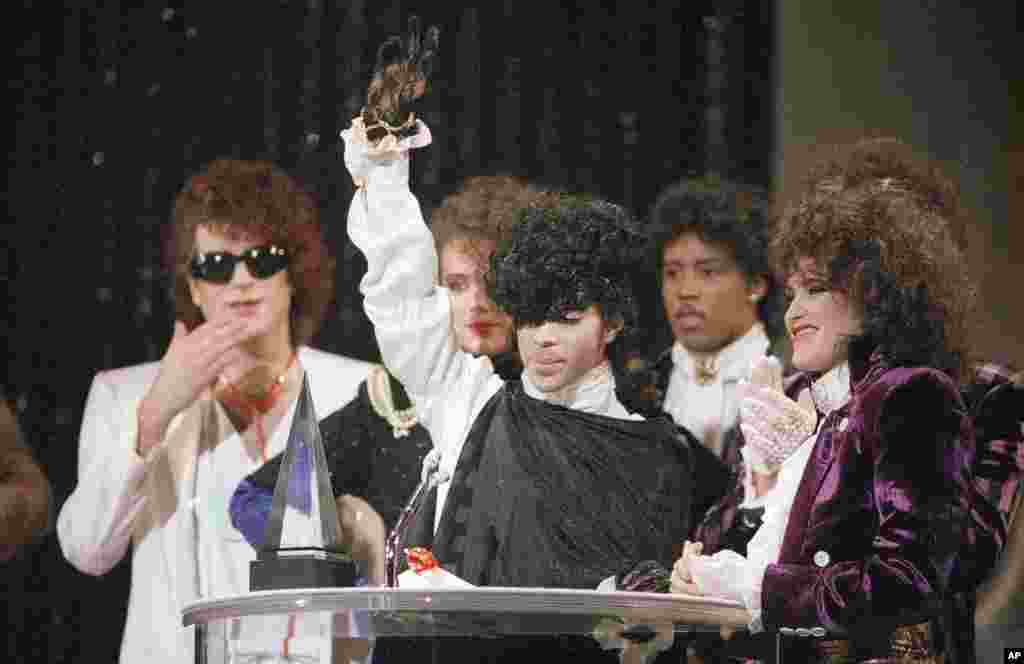 Prince menerima penghargaan American Music Award untuk lagunya "When Doves Cry" dalam presentasi di Shrine Auditorium di Los Angeles, 1985. (AP/Doug Pizac)