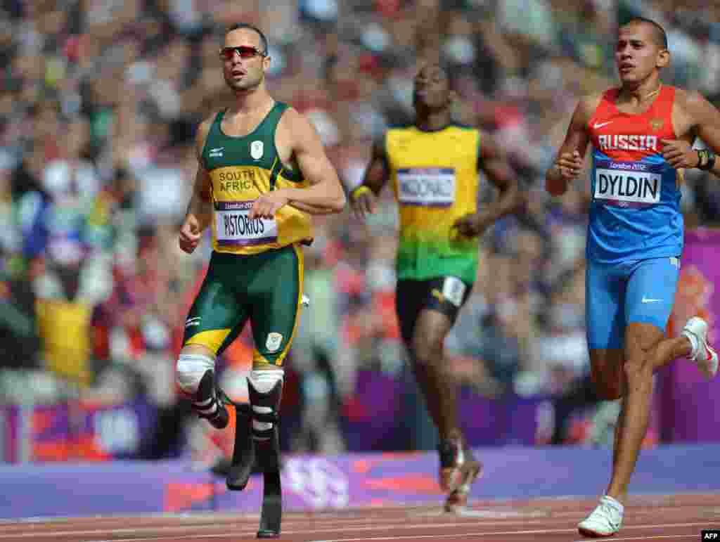 Pelari Afrika Selatan, Oscar Pistorius (kiri) yang menggunakan kaki prostetik dan atlet Rusia Maksim Dyldin (kanan) berlomba dalam babak penyisihan nomor lari 400 meter putera.