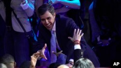 Bivši kongresmen iz Texasa, Beto O’Rourke pozdravlja se sa pristalicama posle debate u Houstonu, 12. septembra 2019.