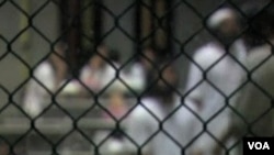 Para tahanan di penjara militer Amerika di Teluk Guantanamo, Kuba.