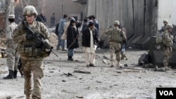 Pasukan Afghanistan dan koalisi siaga di lokasi serangan bunuh diri di Kandahar yang menewaskan seorang polisi (20/2).