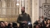 Pemimpin kelompok Islamis Hayat Tahrir al-Sham (HTS) Abu Mohammed al-Jolani menyapa masa yang berkumpul di Masjid Umayyad di Damaskus, Suriah, pada 8 Desember 2024. (Foto: AFP/Abdelaziz Ketaz)