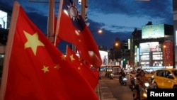 Bendera China dan Taiwan terlihat berkibar, beberapa hari menjelang upacara pelantikan Presiden Tsai Ing-wen, di Taipei, Taiwan, 14 Mei 2016. (Foto: dok).