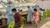 ប្រជាជន​នាំ​គ្នា​មក​ចាក់​វ៉ាក់សាំង​បង្ការ​ជំងឺ​កូវីដ១៩​នៅ​ក្នុង​វត្ត​គោក​អំពិល​ក្នុង​រាជធានី​ភ្នំពេញ កាលពី​រសៀល​ថ្ងៃទី១០ ខែ​ឧសភា ឆ្នាំ​២០២១។ (ទុំ ម្លិះ/វីអូអេ)
