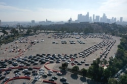 Antrean mobil untuk tes COVID-19 di Stadion Dodger, Los Angeles, California, AS, 4 Januari 2021. (REUTERS / Lucy Nicholson)