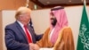 Putra Mahkota Arab Saudi Mohammed bin Salman berjabat tangan dengan Presiden AS Donald Trump, di KTT para pemimpin G20 di Osaka, Jepang, 29 Juni 2019. (Foto: Bandar Algaloud/Courtesy of Saudi Royal Court via REUTERS)