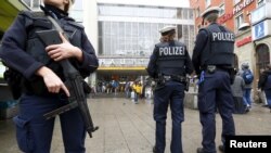 Polisi Jerman mengamankan stasiun kereta di Munchen, Jerman (1/1).