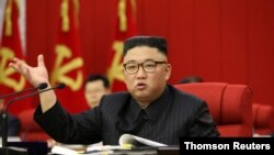 Pemimpin Korea Utara, Kim Jong-un berbicara menyampaikan sambutan pada pembukaan Rapat Pleno ke-3 Komite Sentral ke-8 Partai Buruh Korea Utara. (Foto: dok)
