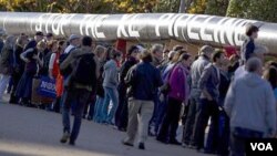 Ribuan pengunjuk rasa membawa replika pipa minyak Keystone XL di depan Gedung Putih (6/11).