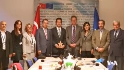 YE Xelata Pisporîya Kesk Daye Mamosteyekî Enqereyî