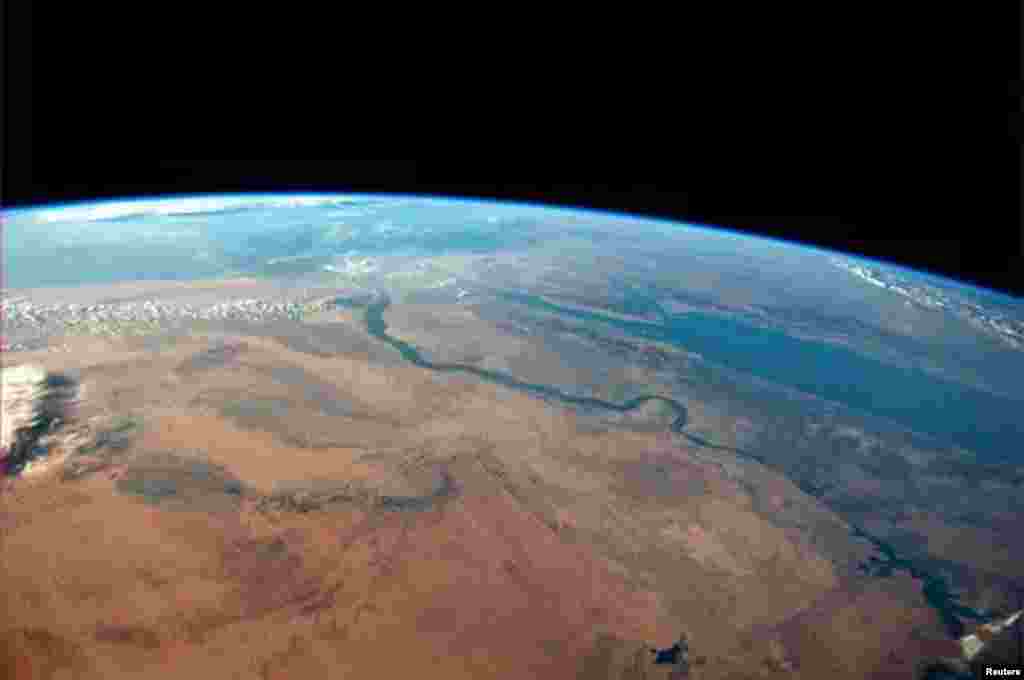 Foto padang pasir di Mesir berbatasan dengan Laut Merah pada siang hari yang berkabut, diambil dari Stasiun Antariksa Internasional (ISS).